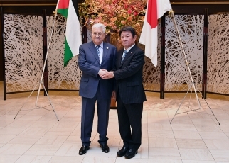 Foreign Minister Motegi and President of Palestine moving to the dinner venue