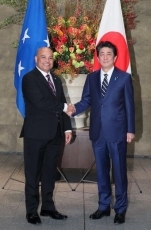 (Photo1) Photograph of the Prime Minister greeting President Panuelo