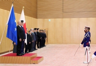 (Photo2) Photograph of the salute and the guard of honor ceremony 1