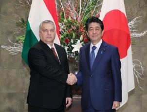 (Photo1) Photograph of the Prime Minister greeting the Prime Minister of Hungary (Photo: Cabinet Public Relations Office)