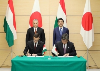 (Photo6) Photograph of the leaders attending the signing and exchange of documents ceremony (Photo: Cabinet Public Relations Office)