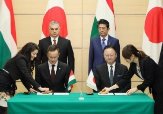(Photo7) Photograph of the leaders attending the signing and exchange of documents ceremony (Photo: Cabinet Public Relations Office)