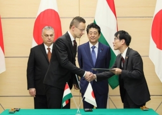 (Photo8) Photograph of the leaders attending the signing and exchange of documents ceremony (Photo: Cabinet Public Relations Office)