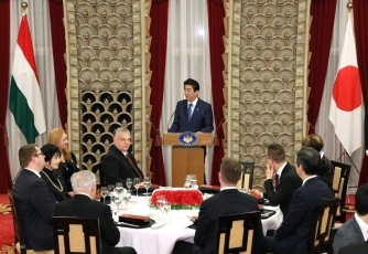 (Photo12) Photograph of the Prime Minister delivering an address at the banquet hosted by the Prime Minister (Photo: Cabinet Public Relations Office)