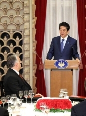 (Photo13) Photograph of the Prime Minister delivering an address at the banquet hosted by the Prime Minister (Photo: Cabinet Public Relations Office)