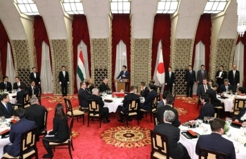 (Photo14) Photograph of the Prime Minister delivering an address at the banquet hosted by the Prime Minister (Photo: Cabinet Public Relations Office)