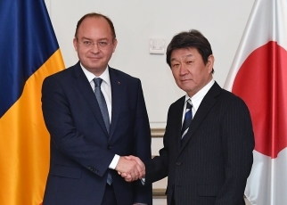 Foreign Ministers shaking hands