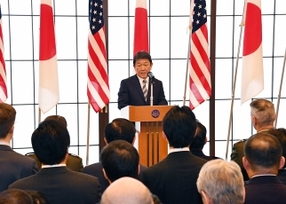 (Photo 1) Foreign Minister Motegi delivering a speech