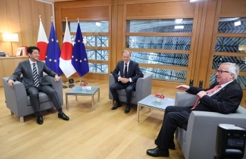 (Photo1) Tête-à-tête (one-on-one meeting)(Photo: Cabinet Public Relations Office)