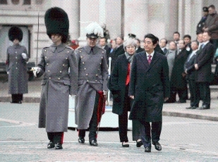 (Photo2) Salute and guard of honor ceremony