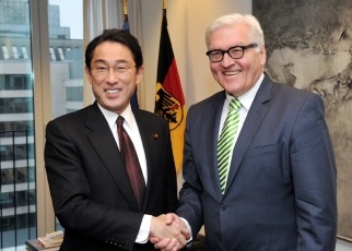(Photo 1) Foreign Ministers shaking hands
