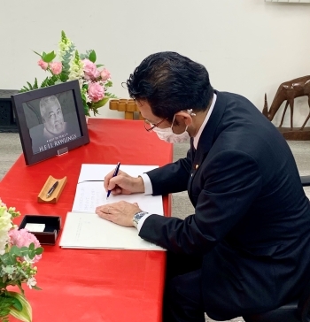 Parliamentary Vice-Minister for Foreign Affairs KOKUBA signing a book of condolence at the Embassy of Ghana