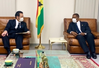 Parliamentary Vice-Minister for Foreign Affairs Kokuba talking with Ambassador Frank Okyere