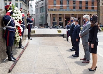 (Photo 1) Foreign ministers offer a wreath at the Square