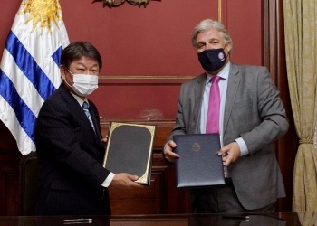 (Photo 2) Two ministers exchanging notes of the agreement