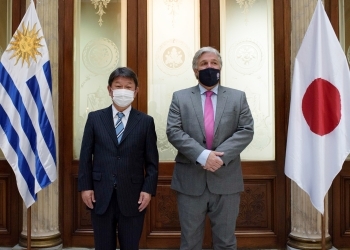 (Photo 3) Two ministers attending the ceremony to unveil the logo