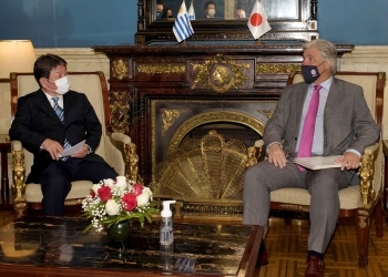(Photo 1) Two ministers during the meeting