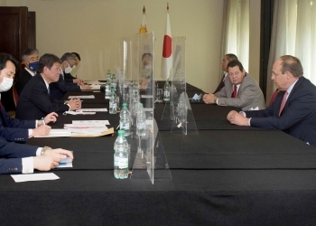 Foreign Minister Motegi, Chairman Hodara and the members of the committee in the meeting 