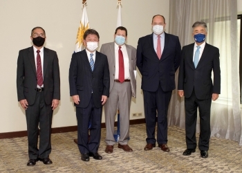 Group photo of Foreign Minister Motegi and the members of the committee