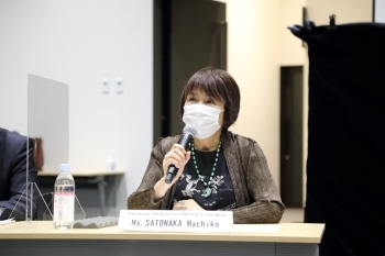 (photo3) Ms. SATONAKA Machiko, Chairperson of the Selection Committee speaking at the award ceremony