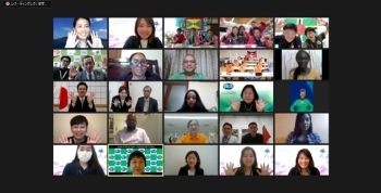 (photo 1) Participants are displayed on the monitor