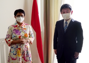A commemorative photo before Japan-Indonesia Foreign Minister’s Meeting