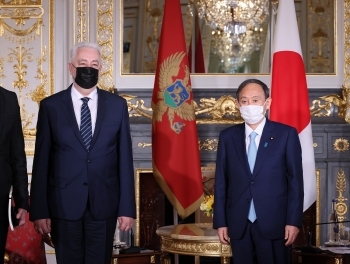 A commemorative photo before Japan-Montenegro summit meeting