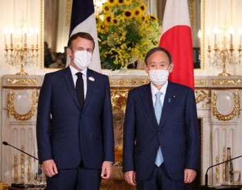 A commemorative photo before Japan-France summit meeting