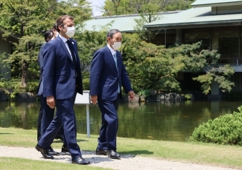 The state of Mr. Yoshihide SUGA and H.E. Mr. Emmanuel Macron who head towards the venue for lunch