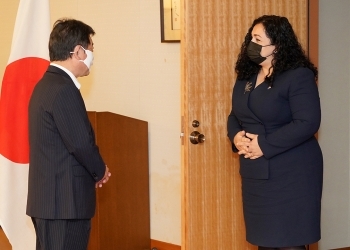 A picture of Foreign Minister Motegi who greets President Osmani of Kosovo