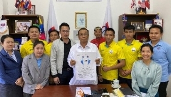 (Photo1) Commemorative photo with Lao Paralympic Committee officials
