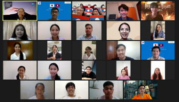 (Photo2) Online class in the classroom