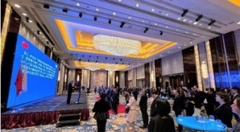(Photo10) Participants listening in a room with a large monitor