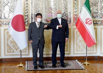 A commemorative picture of Mr. MOTEGI Toshimitsu and H.E. Dr. Mohamamd Javad ZARIF who do elbow bumps