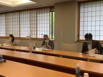 The state of the experts who discuss the declassification of diplomatic records in the 30th Meeting of the Committee for the Promotion of the Declassification of Diplomatic Records