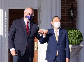 The state of Mr. SUGA Yoshihide, Prime Minister of Japan, who gives a fist bump with Hon Scott Morrison, MP, Prime Minister of the Commonwealth of Australia