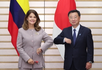 Encounter between Chief Cabinet Secretary MATSUNO Hirokazu and H.E. Mrs. Marta Lucía RAMÍREZ BLANCO, Vice President and Minister of Foreign Affairs of the Republic of Colombia