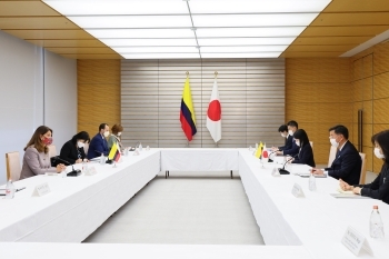 Meeting between Chief Cabinet Secretary MATSUNO Hirokazu and H.E. Mrs. Marta Lucía RAMÍREZ BLANCO, Vice President and Minister of Foreign Affairs of the Republic of Colombia