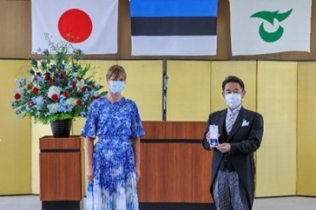 (Photo1) Former President Kersti Kaljulaid (left) Mr. Yanagida, the Mayor of Saku City (right)