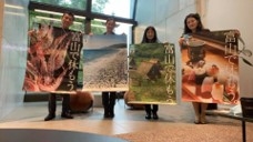 (Photo4) Persons with posters