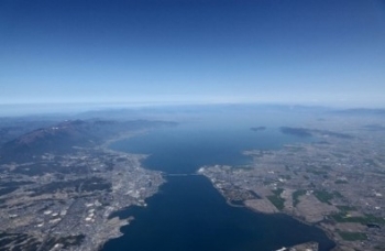 (Photo5) Overall photo of Lake Biwa taken from the sky