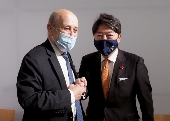 Two foreign ministers greeting each other
