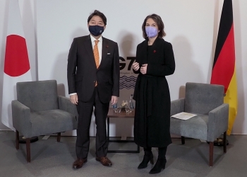 A commemorative photo before Japan-Germany Foreign Ministers' Meeting (standing position)