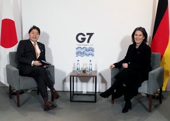 A commemorative photo before Japan-Germany Foreign Ministers' Meeting (sitting position)