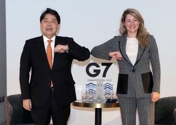 Foreign Minister Hayashi who greets with Foreign Minister Joly with elbow-bumps (closeup shot)