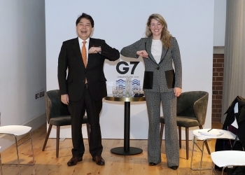 Foreign Minister Hayashi who greets with Foreign Minister Joly with elbow-bumps (long shot)