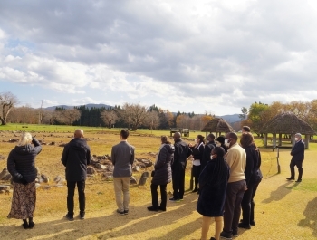 (photo3) Participants to inspect