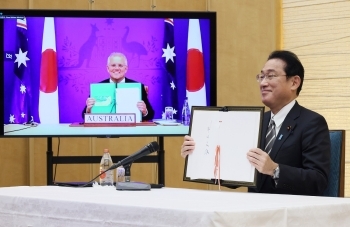 Prime Minister Kishida holding up the Note
