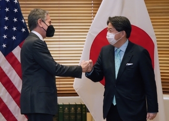 Two foreign ministers greeting each other