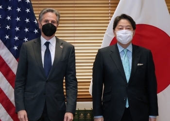 Photo session of two foreign ministers
